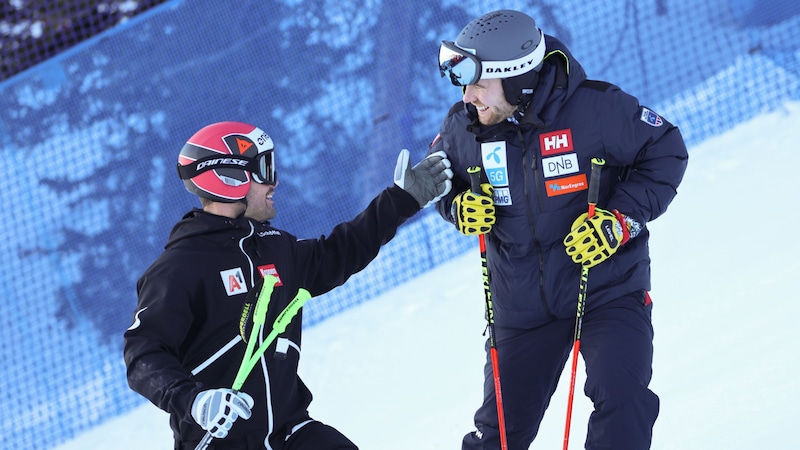 The "slimmed down" Kilde joked with Vincent Kriechmayr. (Bild: GEPA/GEPA pictures)