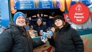 Tina Heindl (Mi.) schenkt auch kalten Gin Tonic aus. Silvia Lang und Alexander Ruthner vom Prater schmeckt es hier. (Bild: Krone KREATIV/Reinhard Holl)