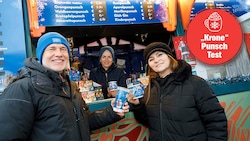 Tina Heindl (Mi.) schenkt auch kalten Gin Tonic aus. Silvia Lang und Alexander Ruthner vom Prater schmeckt es hier. (Bild: Krone KREATIV/Reinhard Holl)