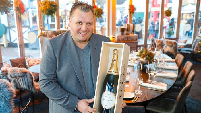 Manuel Gratzer schenkt Champagner aus.