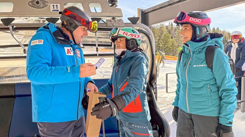 President Dieter Mörtl presented Gottfried with tickets for the 2025 World Ski Championships in Saalbach. (Bild: Wallner Hannes)