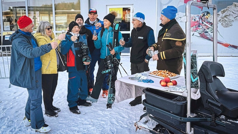 Shortly beforehand, Gottfried received new ski equipment from Kästle from Barbara Wörz. (Bild: Wallner Hannes)