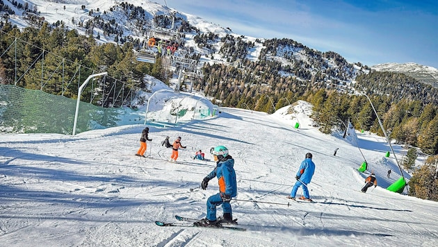 A Swiss man thundered into a children's ski group in Tyrol (symbolic photo). (Bild: Wallner Hannes)