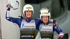 Selina Egle (li.) und Lara Kipp triumphieren in Igls. (Bild: GEPA/GEPA pictures)