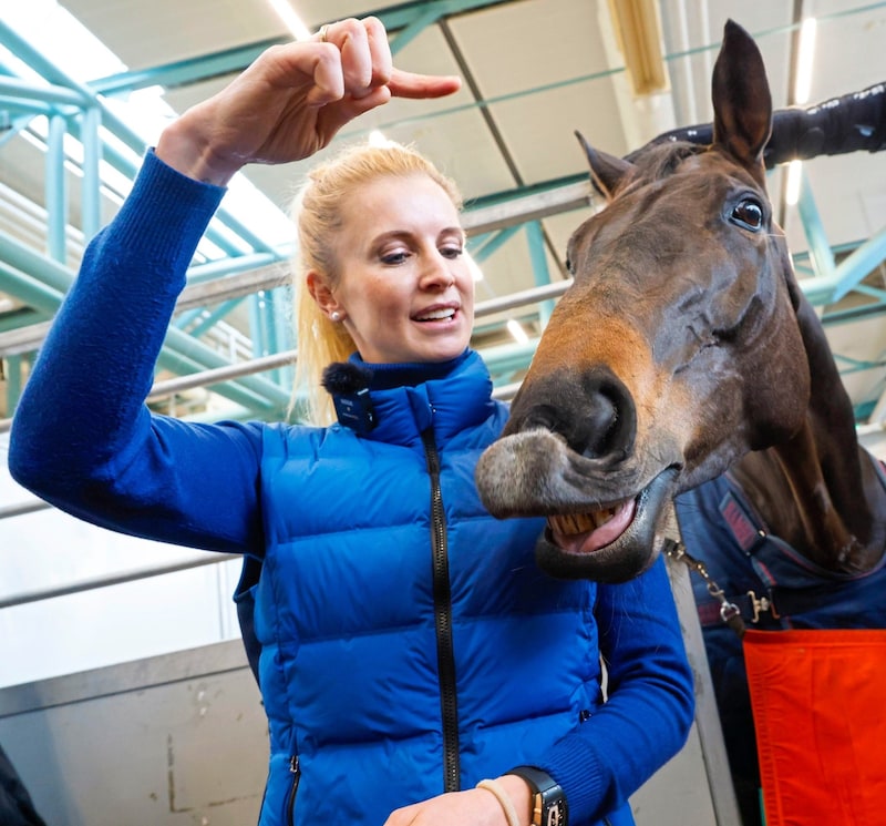 Jessica von Bredow-Werndl mit ihrer Dalera. (Bild: Markus Tschepp)