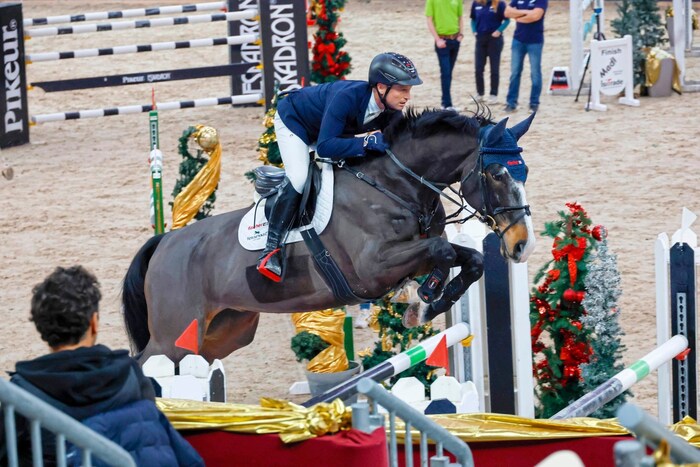 Vielseitigkeitsreiter Michael Jung schwebt geradezu übers Hindernis.