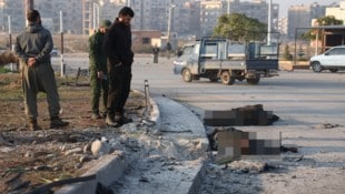 Die Situation im ganzen Land spitzt sich zu. Im Bild: Leichen in Hama (Bild: AFP )