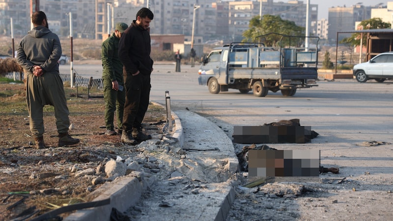 The situation throughout the country is coming to a head. In the picture: Bodies in Hama (Bild: AFP )