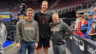 Die Klosterneuburger Christoph (li.) und Roman Leydolf (re.) mit NBA-Star Jakob Pöltl. (Bild: Leydolf)