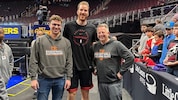 Die Klosterneuburger Christoph (li.) und Roman Leydolf (re.) mit NBA-Star Jakob Pöltl.