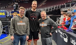 Die Klosterneuburger Christoph (li.) und Roman Leydolf (re.) mit NBA-Star Jakob Pöltl.