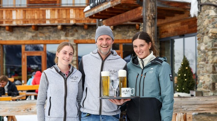 Alois Schwaiger von der Luis Alm mit Tochter Laura (links) und Mitarbeiterin Clara