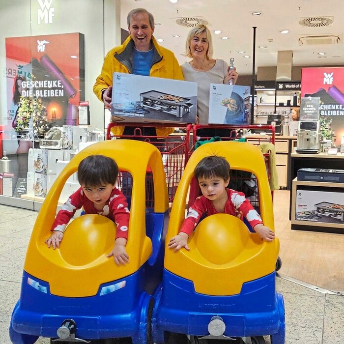 Auch mit den Zwillingen geht´s auf Einkaufstour.