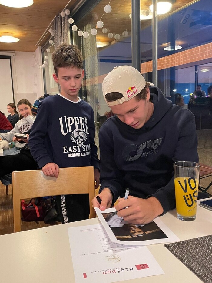 Der 18-Jährige erfüllt alle Autogrammwünsche.