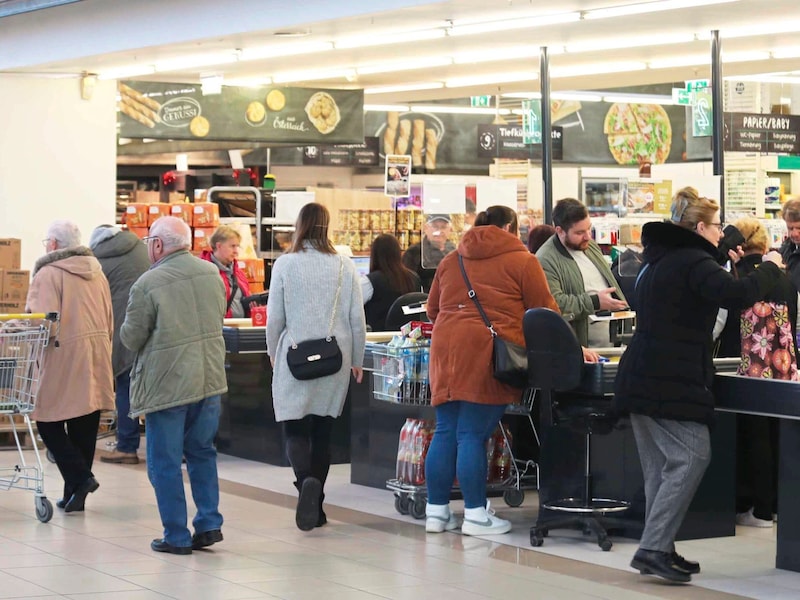 Auch in den Lebensmittelmärkten waren die Einkaufswagerl bei vielen randvoll. (Bild: Reinhard Judt)