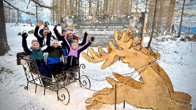 Christkindlmarkt auf der Petzen: Groß und Klein sind begeistert. Und viele kamen schon am ersten Tag von weit her, um dabei zu sein.  (Bild: Evelyn Hronek)