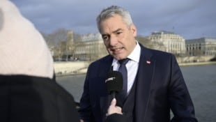 Die „Krone“ traf Karl Nehammer am Samstag auf der Pont des Arts in Paris. (Bild: Imre Antal)