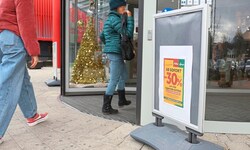 30 Prozent Abverkaufsrabatt lockten am Samstag Neugierige und Menschen, die noch auf ein ...