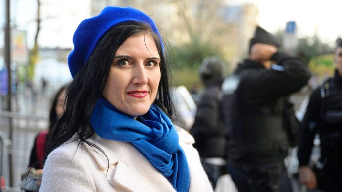 Noëlle from the USA is wearing blue as a protest because Trump is also coming.