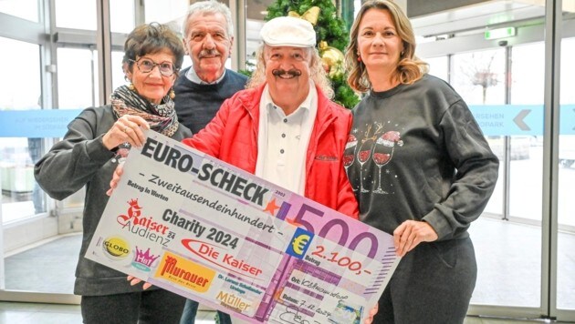 Charly Kaiser und sein Team übergaben einen Spendenscheck von der „Kaiser-Fanreise“. (Bild: Evelyn Hronek/EVELYN HRONEK)