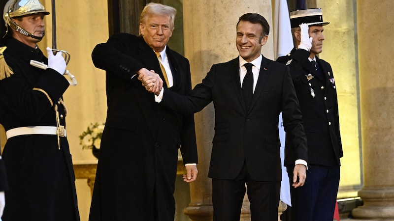 Donald Trump traf vor den Feierlichkeiten zur Notre-Dame-Eröffnung Emmanuel Macron in Paris. (Bild: AFP)