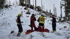 Die Mannschaft des Rettungshubschraubers Christophorus 17 bereitet den Patienten auf den Abtransport vor. (Bild: FF St. Ilgen)