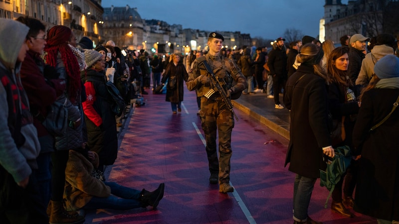 The fear in terror-stricken Paris is great, the security forces are enormous. (Bild: AP)