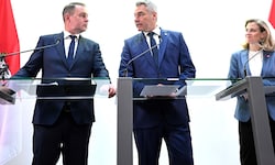 Andreas Babler, Karl Nehammer und Beate Meinl-Reisinger: Die Parteispitzen von SPÖ, ÖVP und NEOS ...