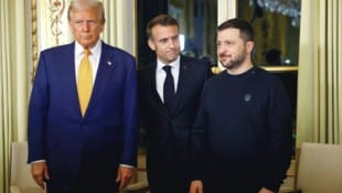 Frankreichs Präsident Emmanuel Macron (Mitte) traf sich am Samstagnachmittag mit Donald Trump und dem ukrainischen Staatschef Wolodymyr Selenskyj. (Bild: AFP)