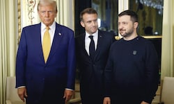 Frankreichs Präsident Emmanuel Macron (Mitte) traf sich am Samstagnachmittag mit Donald Trump ...