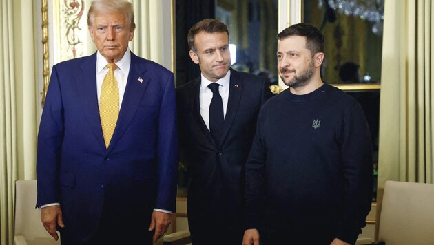 Frankreichs Präsident Emmanuel Macron (Mitte) traf sich am Samstagnachmittag mit Donald Trump und dem ukrainischen Staatschef Wolodymyr Selenskyj. (Bild: AFP)