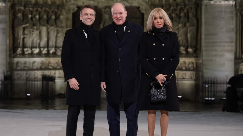 The presidential couple and Prince Albert of Monaco (Bild: picturedesk.com/CHRISTOPHE PETIT TESSON / AFP / picturedesk.com)