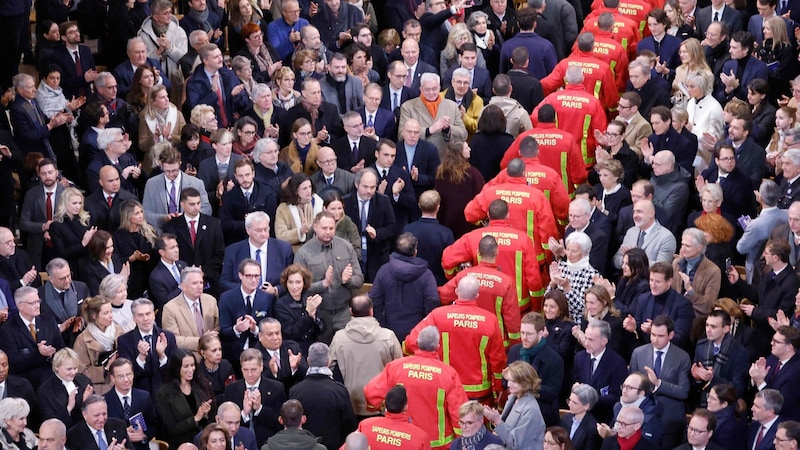 Firefighters and craftsmen entered the cathedral to the applause of the guests of honor. (Bild: picturedesk.com/LUDOVIC MARIN / AFP / picturedesk.com)