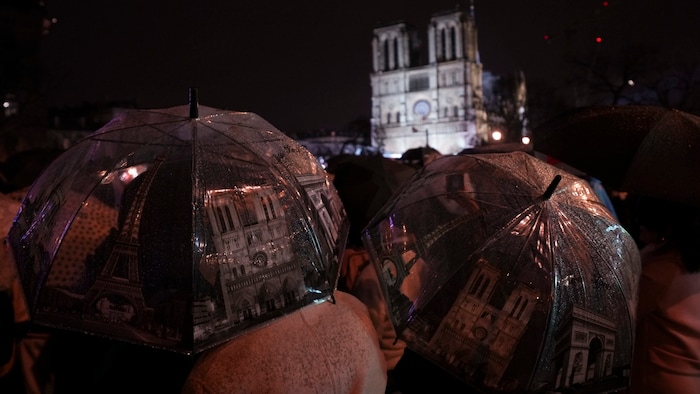 The onlookers braved the weather.