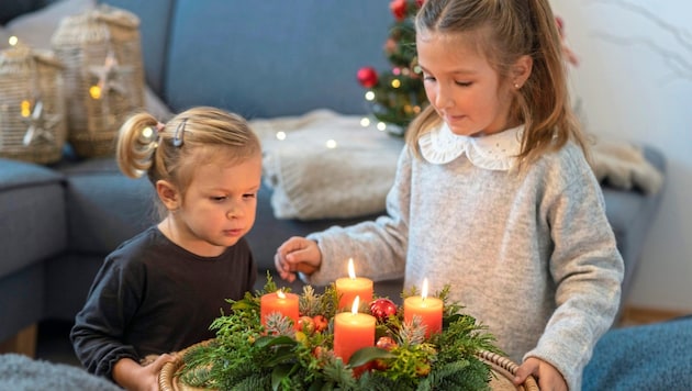 Ein kunstvoller Adventkranz bringt heimelige Atmosphäre in die Vorweihnachtszeit.
