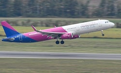 Zwei Männer waren zu spät am Flughafen und versuchten verzweifelt, ihren Wizz Air Flug noch zu ...