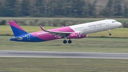 Zwei Männer waren zu spät am Flughafen und versuchten verzweifelt, ihren Wizz Air Flug noch zu ...