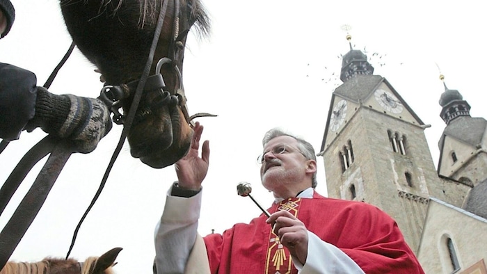 Meist finden die Segnungen direkt bei Kirchen oder auf Höfen statt.