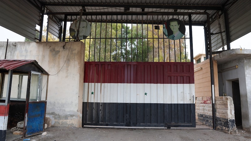 In der Stadt Hama nahmen die Rebellen ein Gefängnis des Assad-Regimes ein. Die Insassen wurden freigelassen. (Bild: AFP)