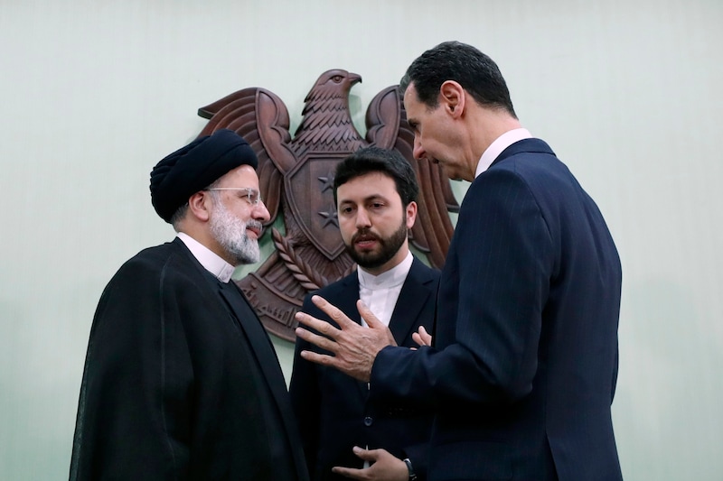 Assad mit Irans Ebrahim Raisi 2023 (Bild: AP)