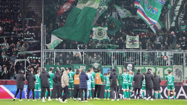 1500 Rapid supporters celebrated the draw almost like a victory. (Bild: GEPA pictures)