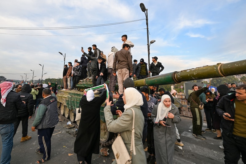 Freudenschüsse waren in Damaskus zu hören, einige tanzten und baten Gott darum, das neue Syrien zu segnen. (Bild: AFP)