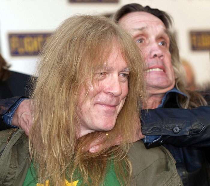 Nicko McBrain (r.) nimmt Gitarrist Janick Gers für die Kameras 2009 in den Schwitzkasten.