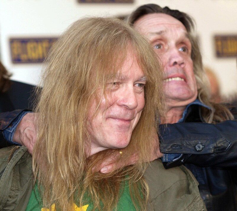 Nicko McBrain (r.) puts guitarist Janick Gers in a headlock for the cameras in 2009. (Bild: AFP)