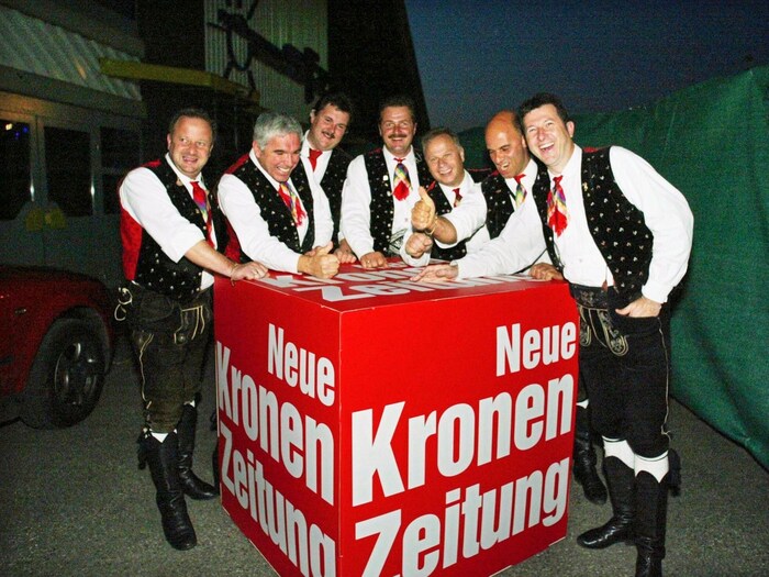 The "Krone" has accompanied the Spatzen for decades. Here in Graz in 2002.