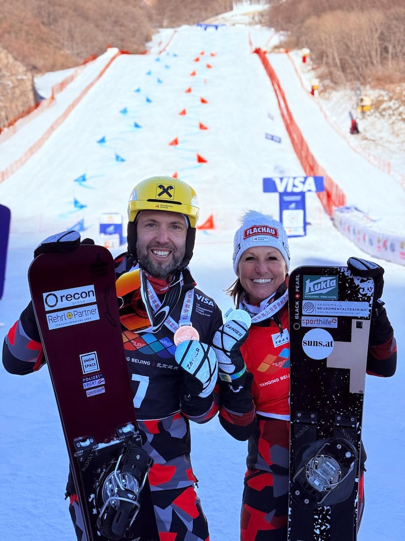 Andreas Prommegger und Claudia Riegler haben zum Abschluss der China-Tour zwei Podestplätze beim Parallelslalom in Yanqing geholt. (Bild: Snowboard Austria )