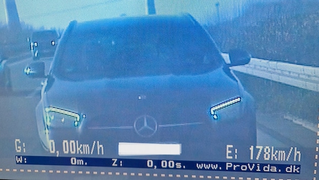 Ausgerechnet eine Zivilstreife drängt ein Autofahrer hier aus dem Weg. (Bild: Polizei Stralsund)