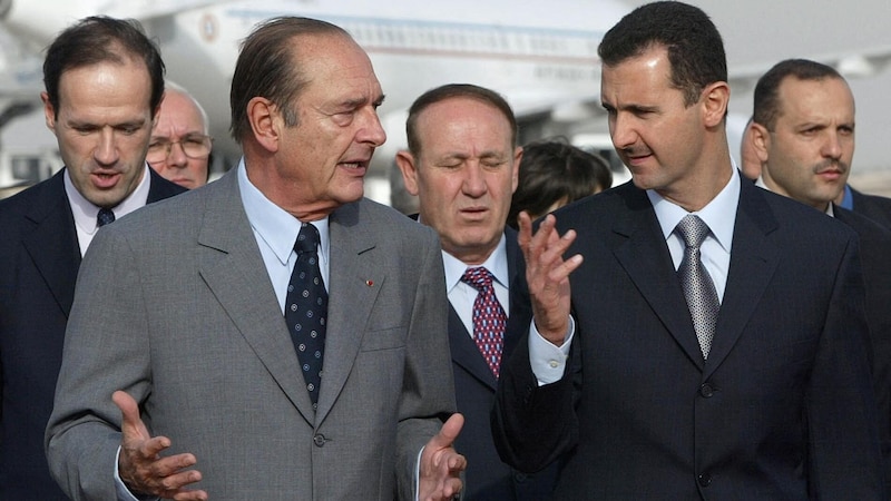 Assad mit Jacques Chirac 2002 (Bild: AFP )