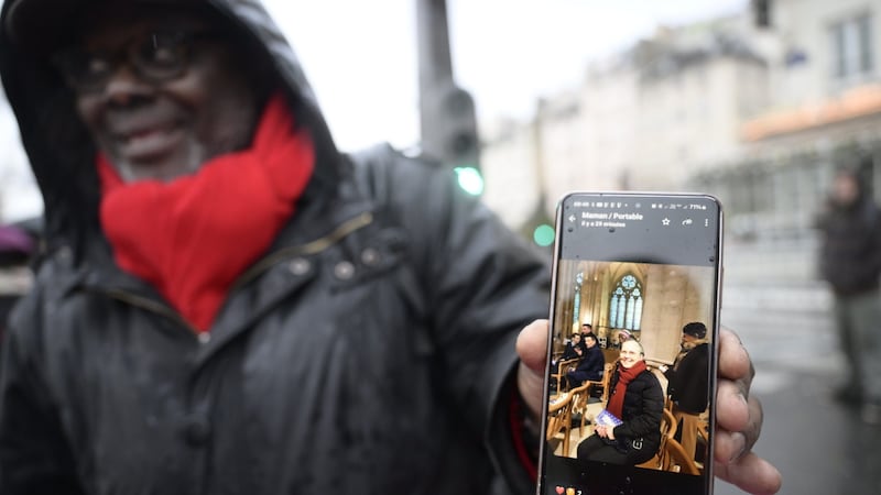 Alain stands in the rain, his wife was lucky and was able to attend mass inside Notre-Dame (Bild: Imre Antal)