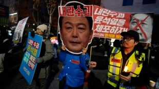 In Südkorea wird vor dem Parlament gegen Präsident Yoon Suk-yeol protestiert. Unterdessen trat Innenminister Lee Sang Ming zurück, Verteidigungsminister Kim Yong Hyun wurde verhaftet. (Bild: APA/AP Photo/Ahn Young-joon)